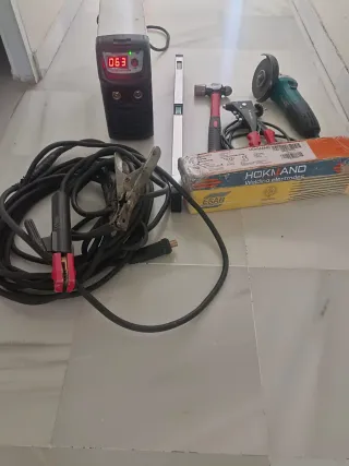 Herramientas: Nivel, Martillo, Remachadora, Amolad