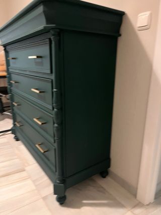 Cómoda verde con tiradores dorados