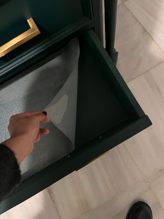 Cómoda verde con tiradores dorados