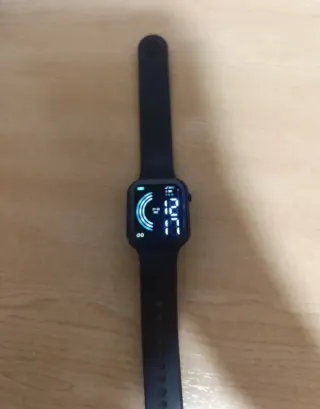 Lote de relojes y unos auriculares inalámbricos