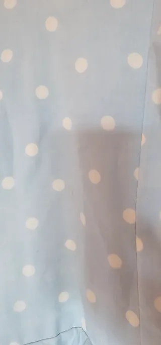 Traje de flamenca azul con lunares.