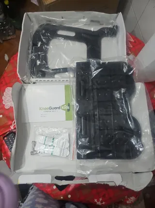 Reposa de pies para niños en silleta para coche.