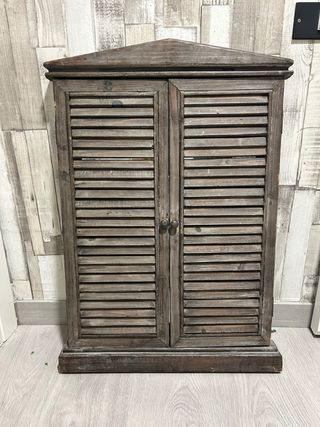 Mueble de madera con puertas de persiana