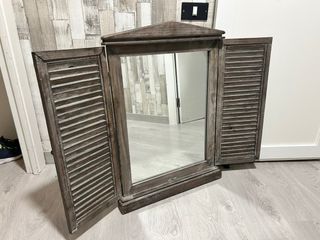 Mueble de madera con puertas de persiana