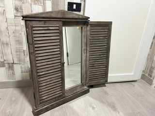 Mueble de madera con puertas de persiana