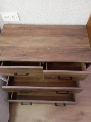 Cómoda de madera estilo industrial