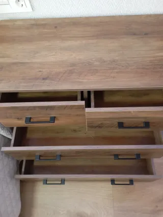 Cómoda de madera estilo industrial