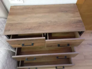 Cómoda de madera estilo industrial