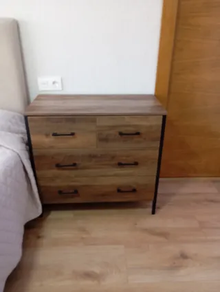 Cómoda de madera estilo industrial