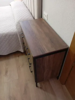 Cómoda de madera estilo industrial
