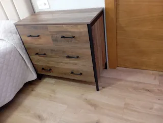 Cómoda de madera estilo industrial