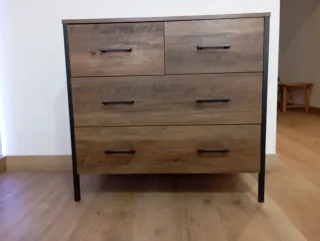 Cómoda de madera estilo industrial