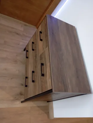 Cómoda de madera estilo industrial