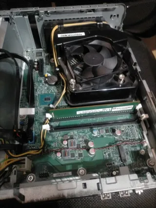 Ordenador HP ProDesk 400 G4 SFF.