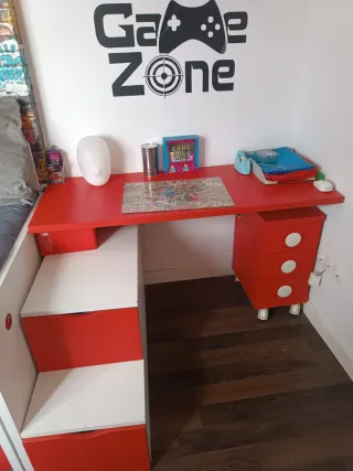 Dormitorio con dos camas ,cajones y escritorio.