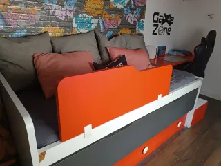 Dormitorio con dos camas ,cajones y escritorio.