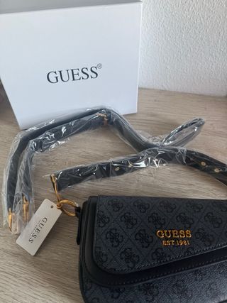 Bolso Guess estampado negro y dorado