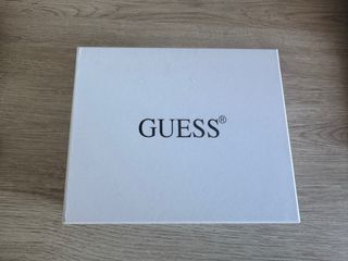 Bolso Guess estampado negro y dorado