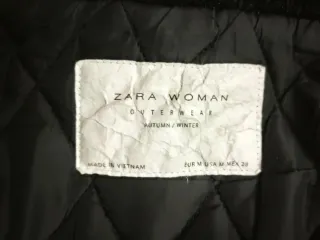 Parka Zara Negra con Capucha