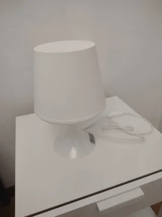 Lámpara de mesa blanca. 2 disponibles