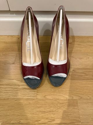 Tacones charol burdeos y gris. Talla 38