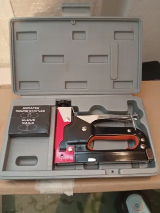 Grapadora tapicero con caja y grapas