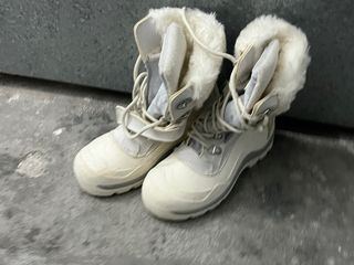 Botas de apreski grises y blancas