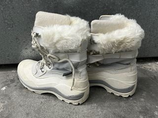 Botas de apreski grises y blancas