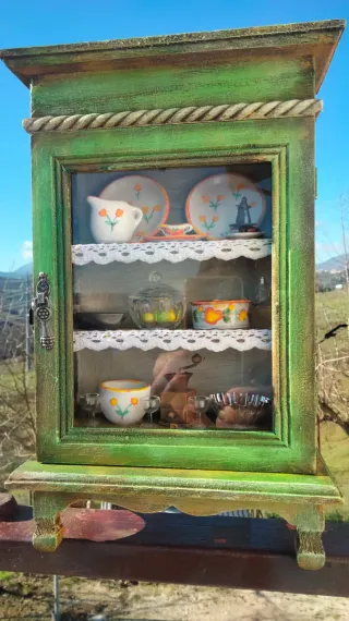 Vetrina in legno fatta a mano.