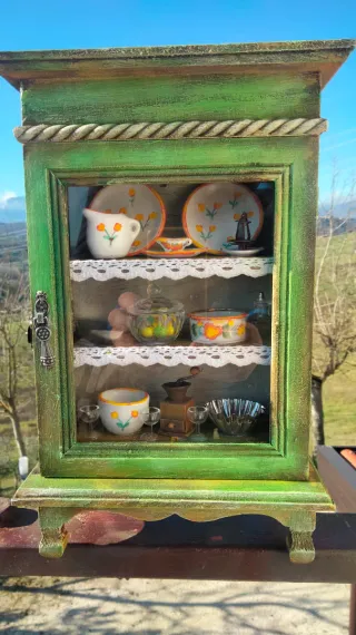 Vetrina in legno fatta a mano.