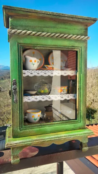 Vetrina in legno fatta a mano.