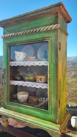 Vetrina in legno fatta a mano.