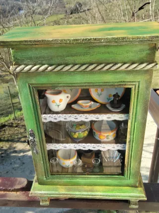 Vetrina in legno fatta a mano.