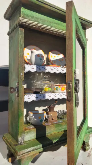 Vetrina in legno fatta a mano.