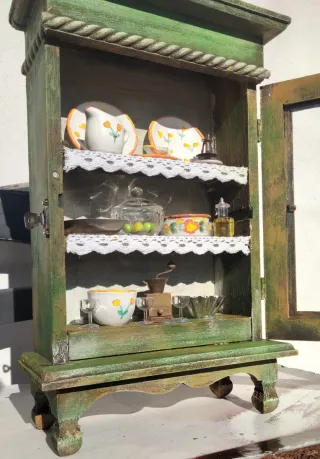 Vetrina in legno fatta a mano.