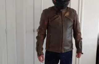 Chaqueta de moto de cuero marrón