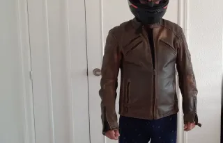 Chaqueta de moto de cuero marrón