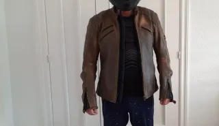 Chaqueta de moto de cuero marrón