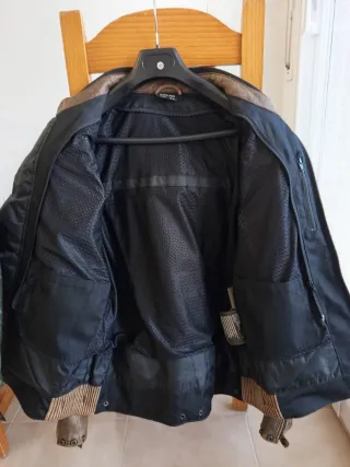 Chaqueta de moto de cuero marrón