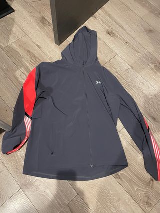 Chaqueta Under Armour gris y roja