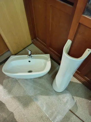 Lavabo de porcelana con pie y grifo