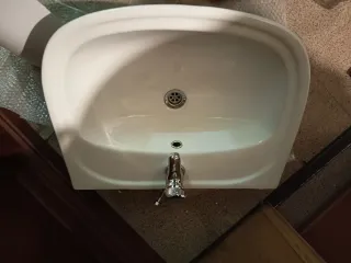 Lavabo de porcelana con pie y grifo