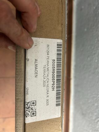 Sombrilla grande blanca con peana de hierro