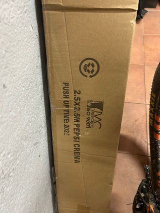 Sombrilla grande blanca con peana de hierro