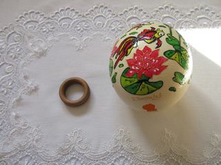 Uovo di struzzo decorato con pesci e fiori. Vuoto.