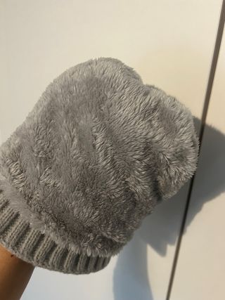 Gorro de lana gris con pompón