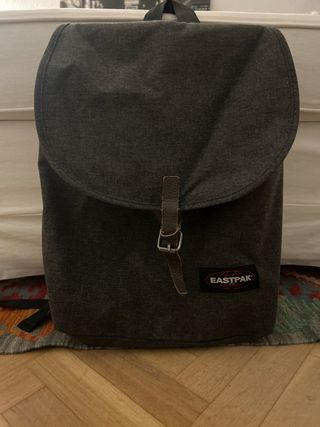 Mochila Eastpak gris