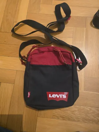 Bandolera Levi's Negra y Roja