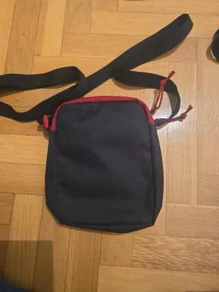 Bandolera Levi's Negra y Roja