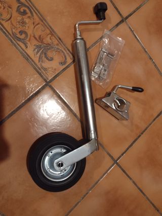 Rueda jockey con abrazadera y sujeta matrícula